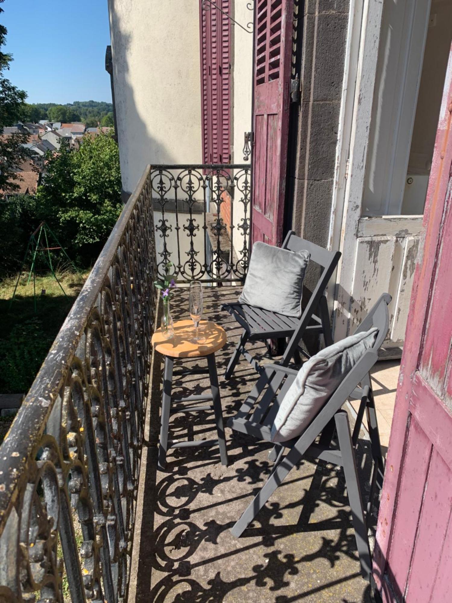 Le Chateau Giat Luaran gambar