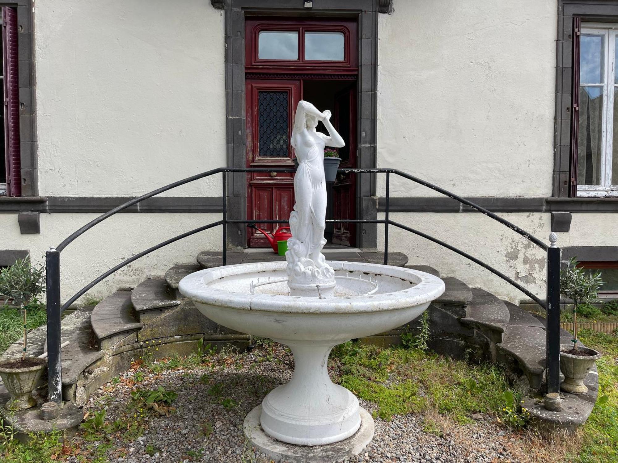 Le Chateau Giat Luaran gambar